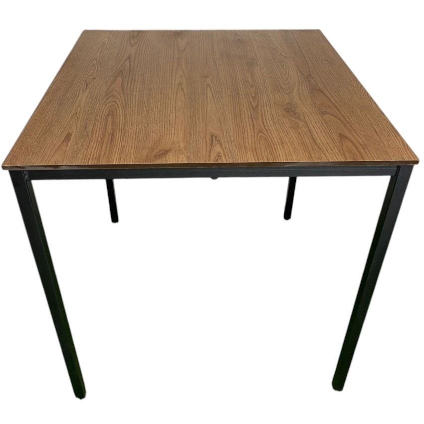 Una mesa de madera con patas negras sobre un fondo blanco.