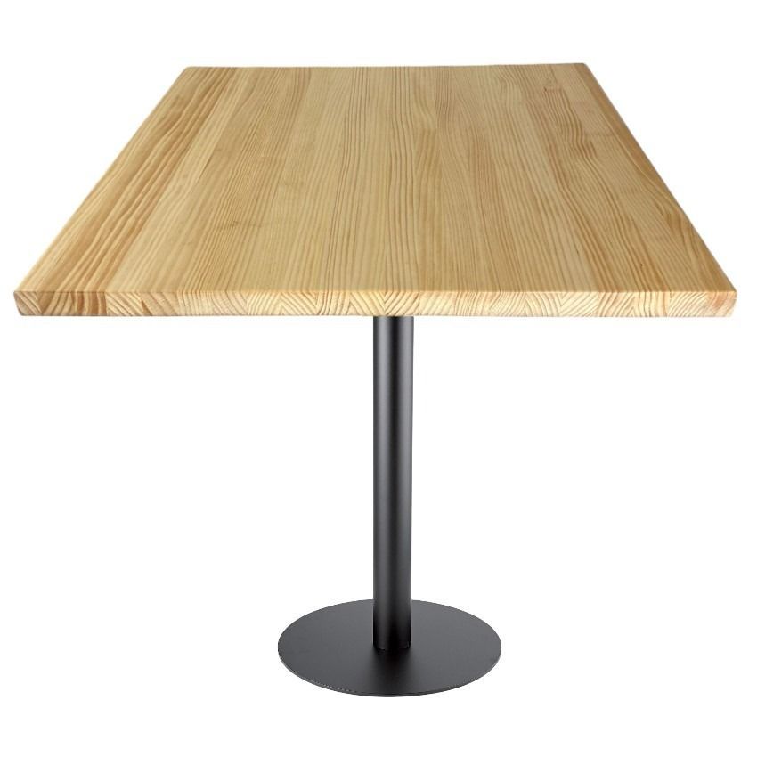 Una mesa de madera con una base negra sobre un fondo blanco