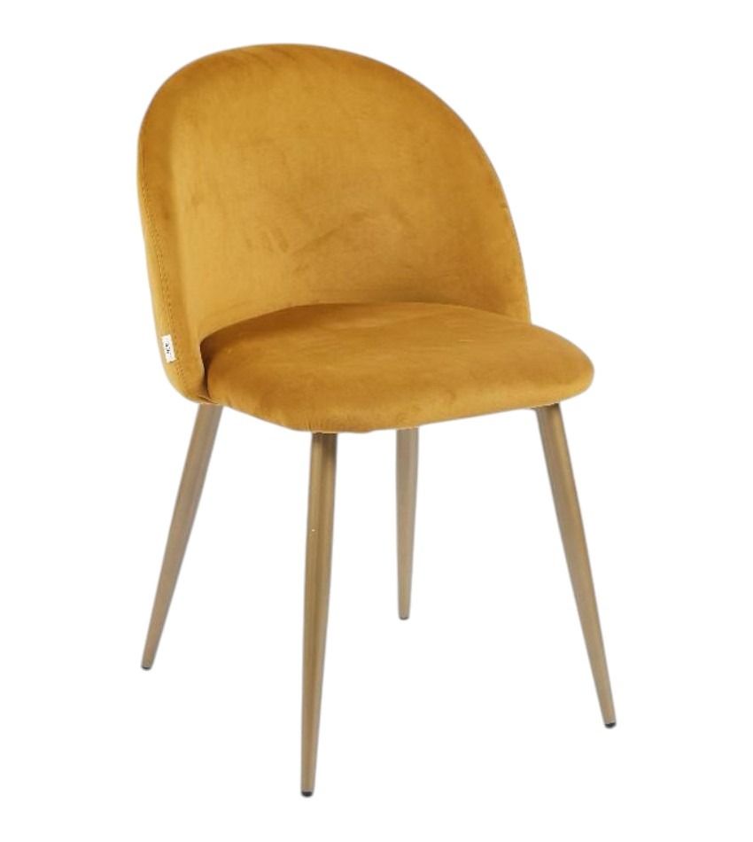 Una silla amarilla con patas de madera sobre un fondo blanco.