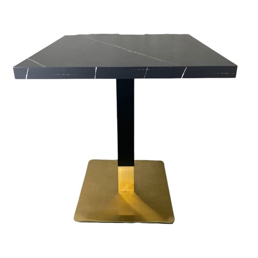 Una mesa de mármol negro con base dorada sobre fondo blanco.