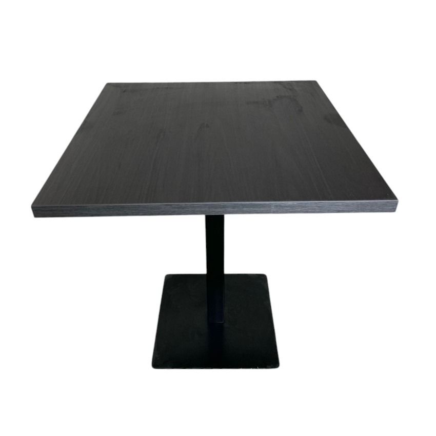 Una mesa cuadrada negra con una base negra sobre un fondo blanco.