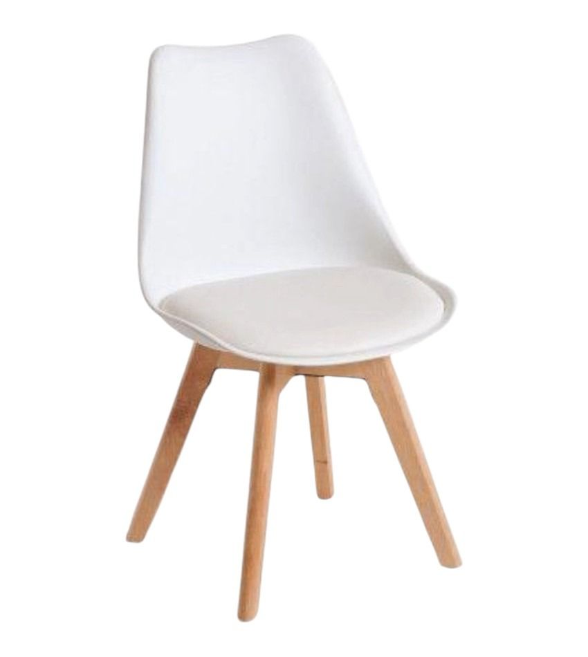 Una silla blanca con patas de madera sobre un fondo blanco.
