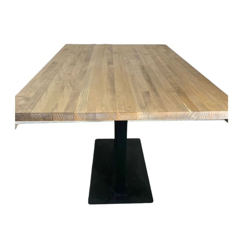 Una mesa de madera con una base negra sobre un fondo blanco