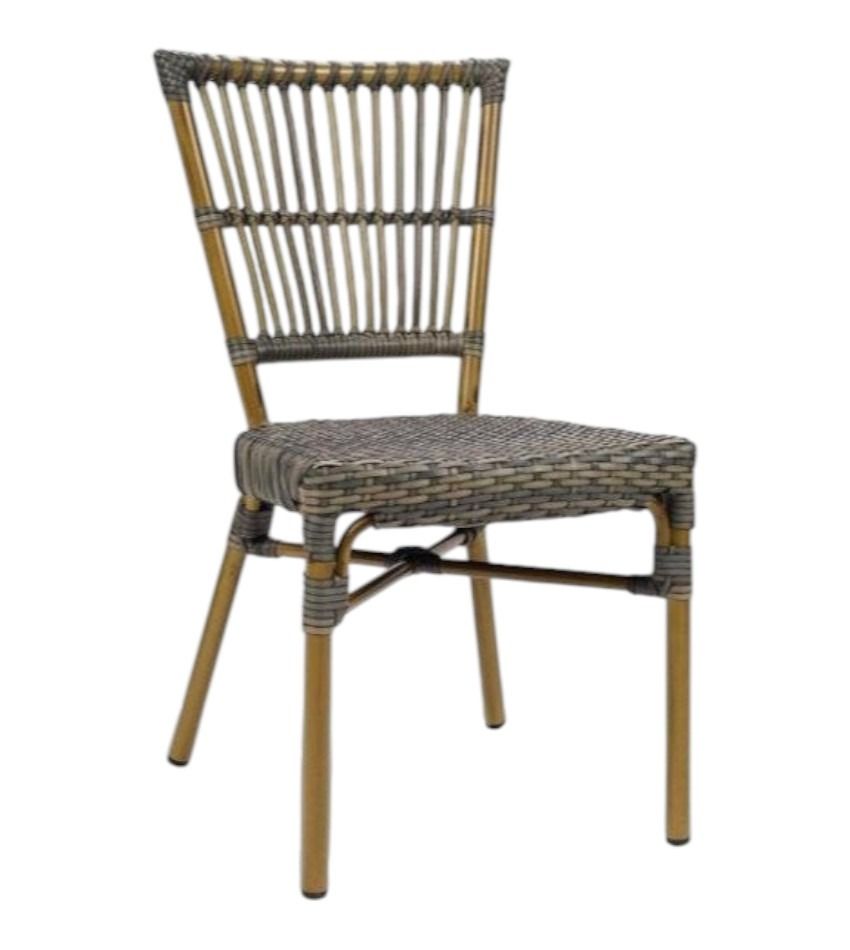 Una silla de mimbre con marco de madera sobre un fondo blanco.
