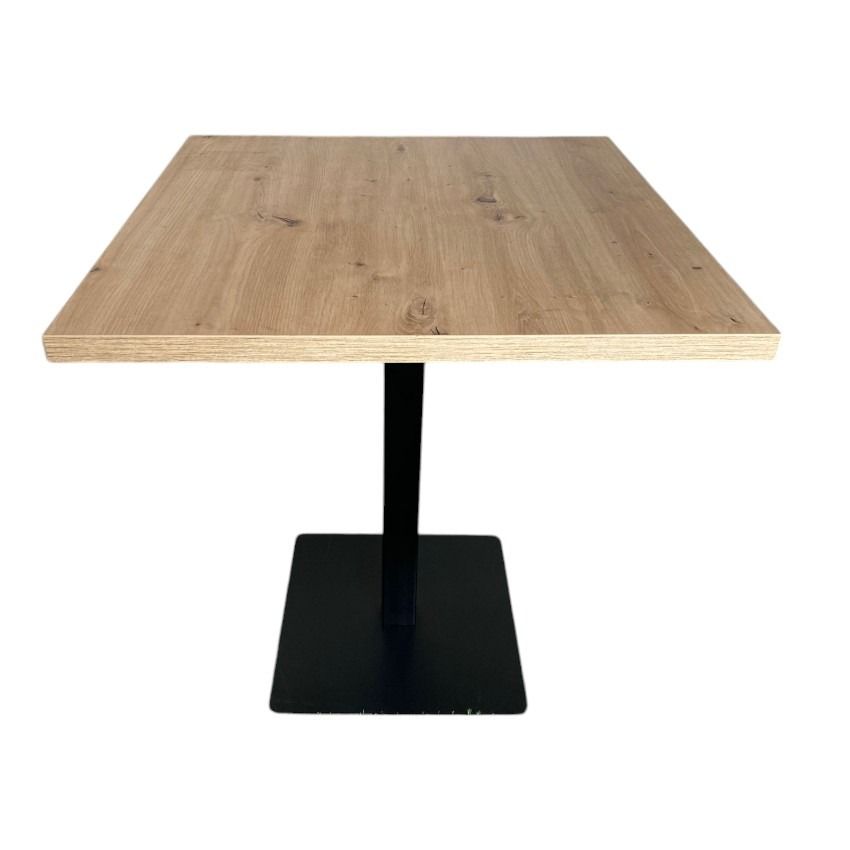 Una mesa cuadrada con tapa de madera y base negra.