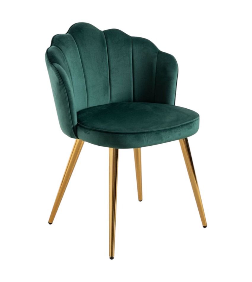 Una silla de terciopelo verde con patas doradas sobre un fondo blanco.