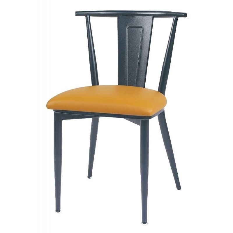 Una silla negra con un asiento amarillo sobre un fondo blanco.
