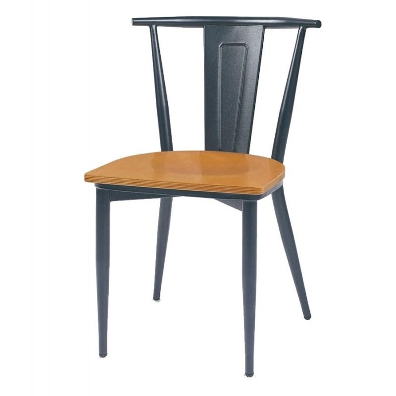 Una silla negra con asiento de madera sobre un fondo blanco.