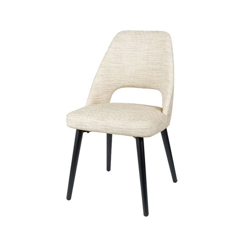 Una silla blanca con patas negras sobre un fondo blanco.