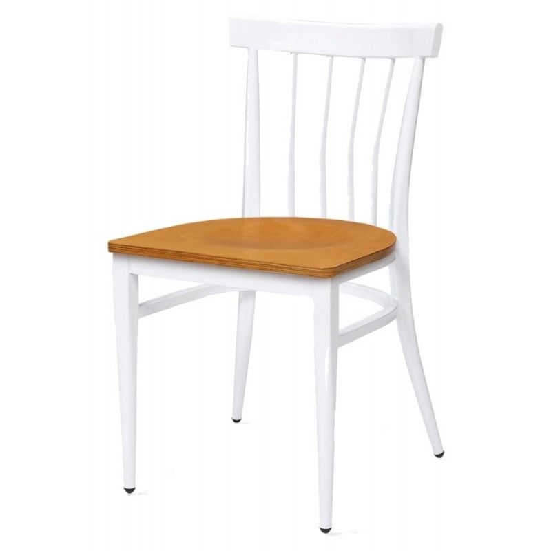 Una silla blanca con asiento de madera sobre un fondo blanco.