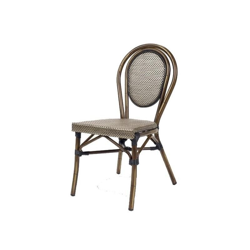 Una silla de mimbre con respaldo de mimbre sobre un fondo blanco.
