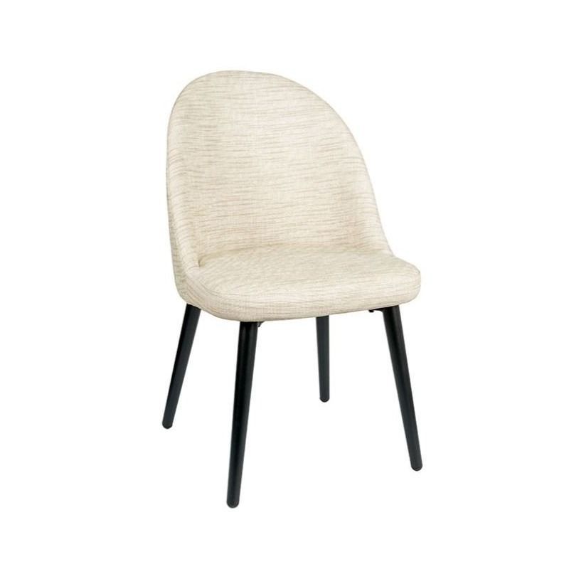 Una silla blanca con patas negras sobre un fondo blanco.