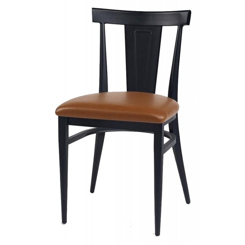 Una silla negra con un asiento marrón sobre un fondo blanco.