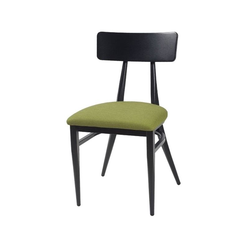 Una silla negra con un asiento verde sobre un fondo blanco.
