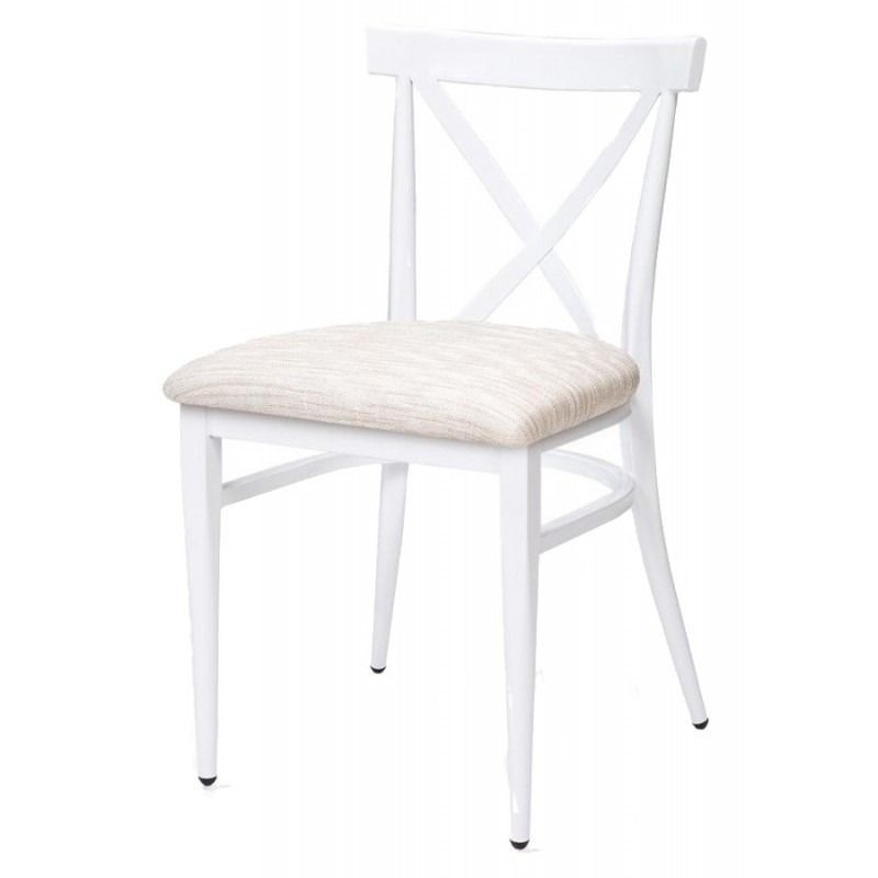Una silla blanca con un cojín blanco encima.