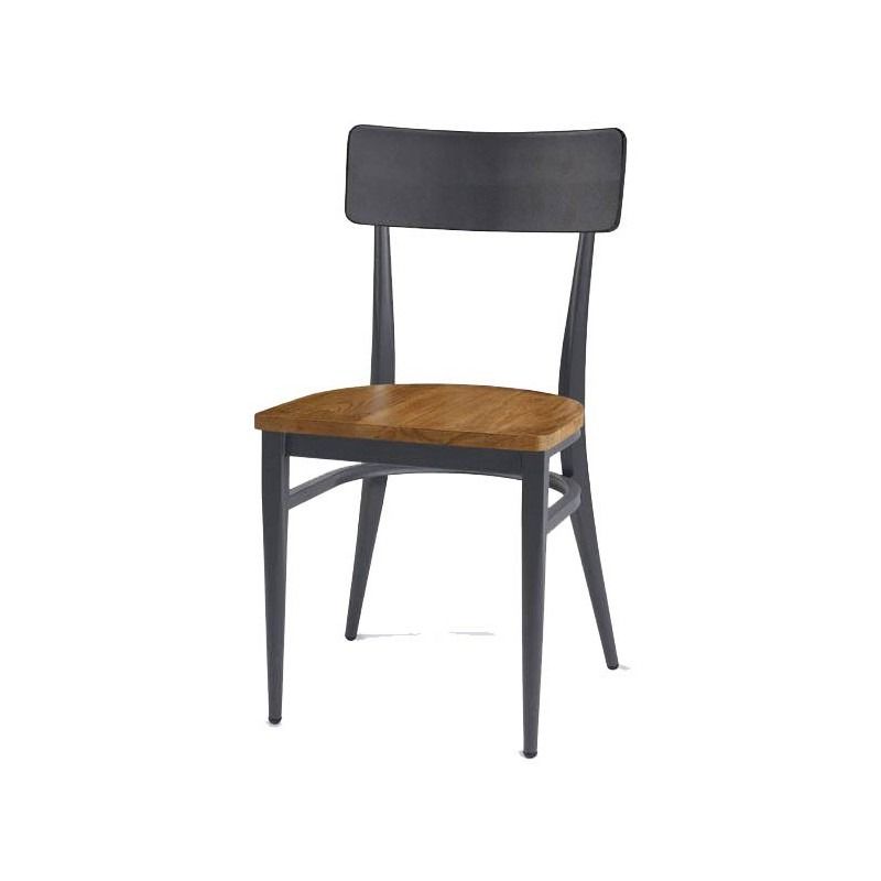Una silla de madera con respaldo y patas negras sobre fondo blanco.