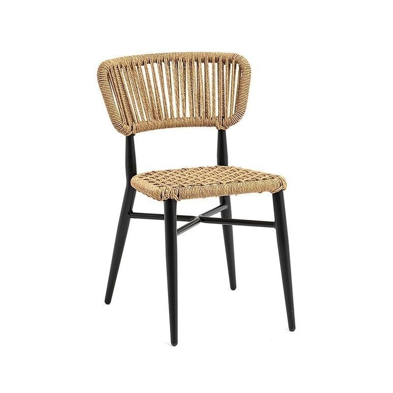Una silla de mimbre con patas negras sobre fondo blanco.