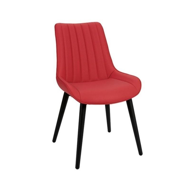 Una silla roja con patas negras sobre un fondo blanco.