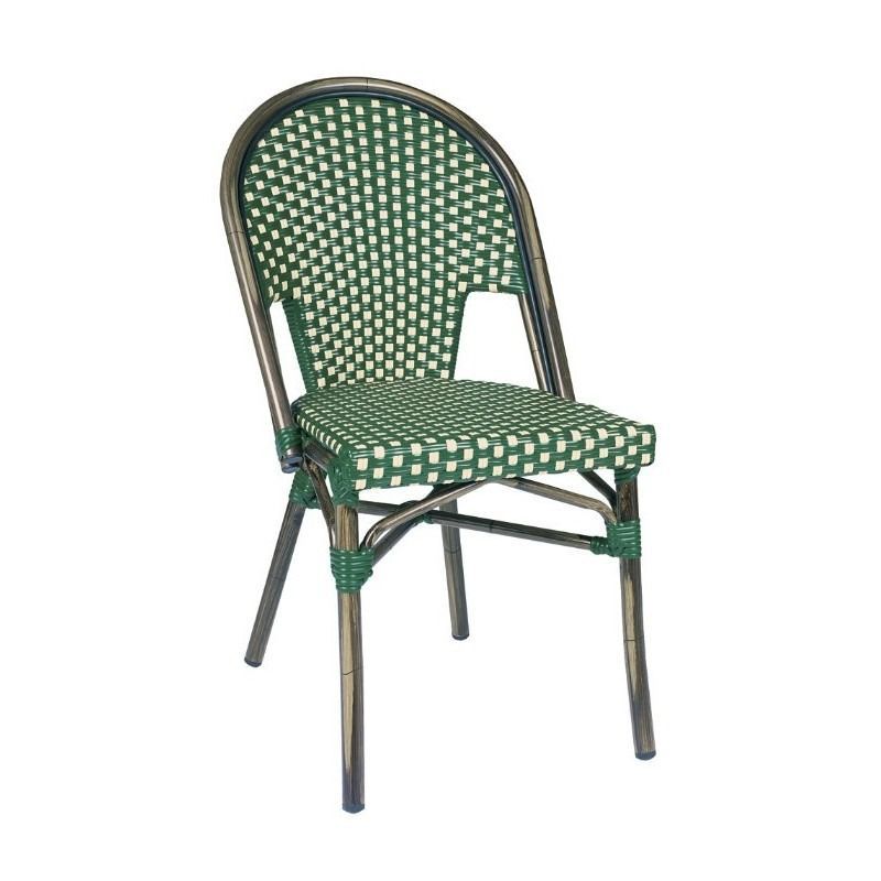 Una silla de mimbre verde y blanca con estructura de metal sobre un fondo blanco.