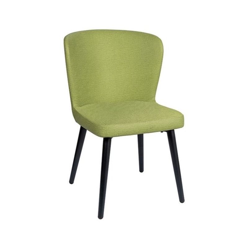 Una silla verde con patas negras sobre un fondo blanco.