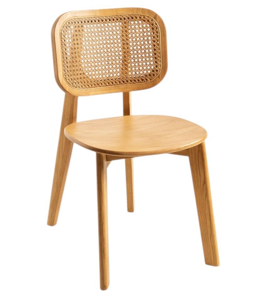 Una silla de madera con respaldo de mimbre sobre un fondo blanco.
