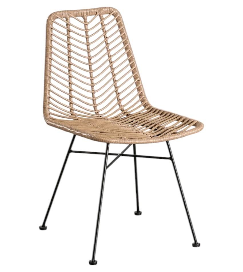 Una silla de mimbre con patas negras sobre un fondo blanco.