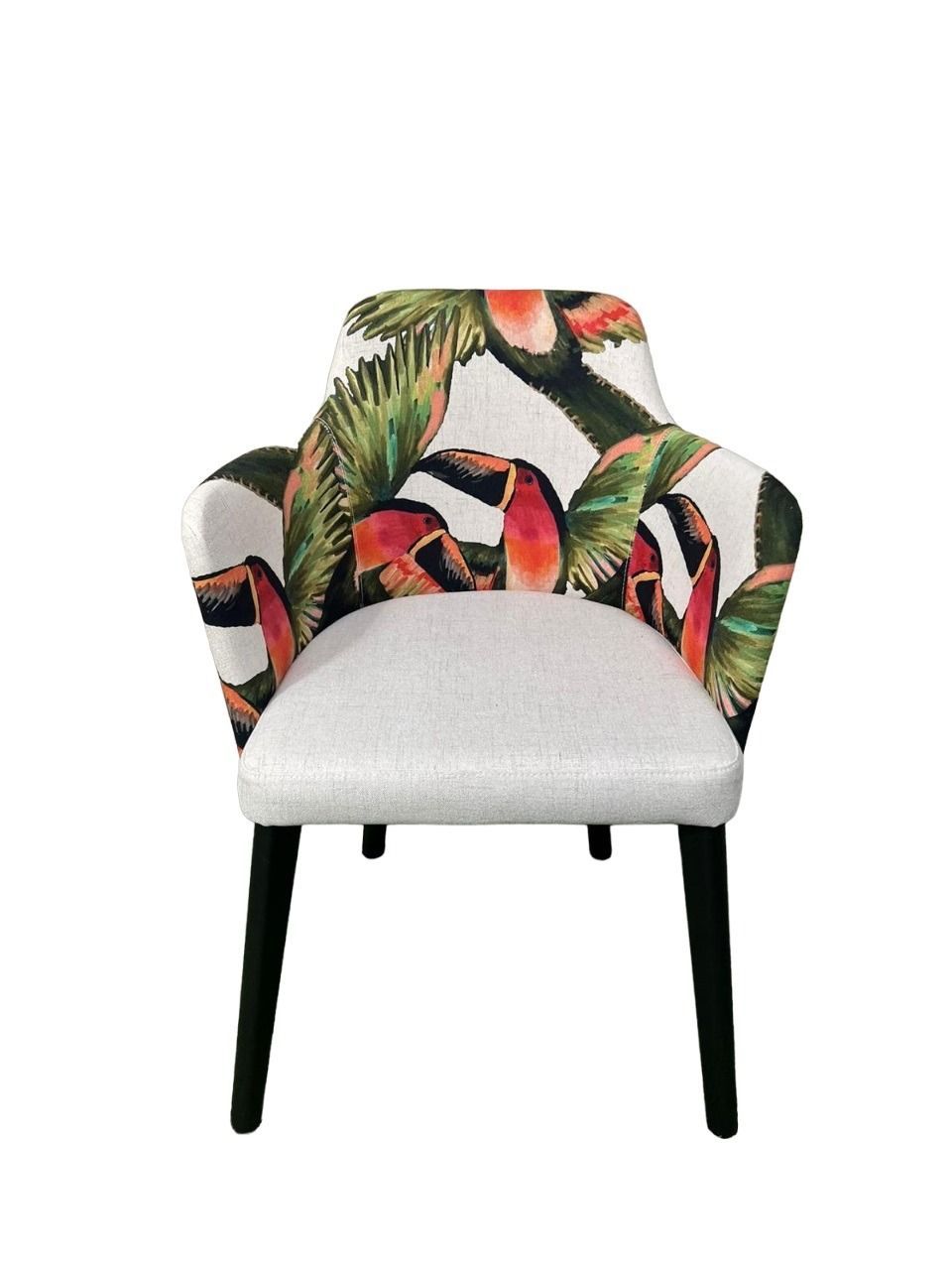 Una silla con un estampado tropical está sobre un fondo blanco.