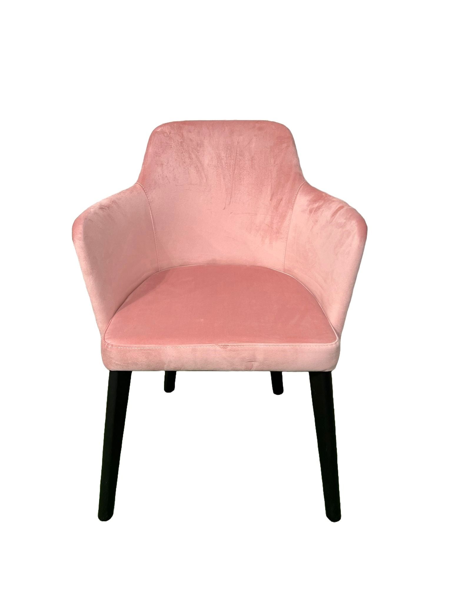 Una silla rosa con patas negras sobre un fondo blanco.