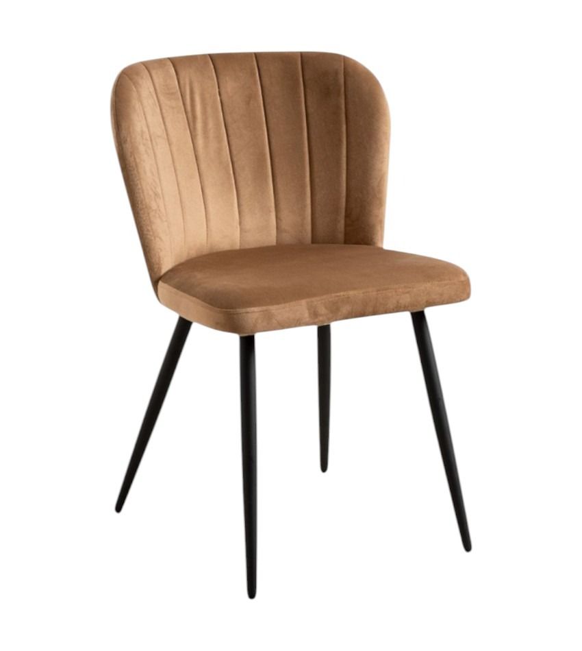 Una silla de terciopelo marrón con patas negras sobre un fondo blanco.