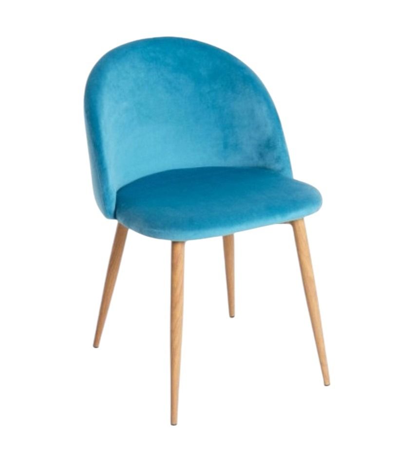 Una silla azul con patas de madera sobre un fondo blanco.