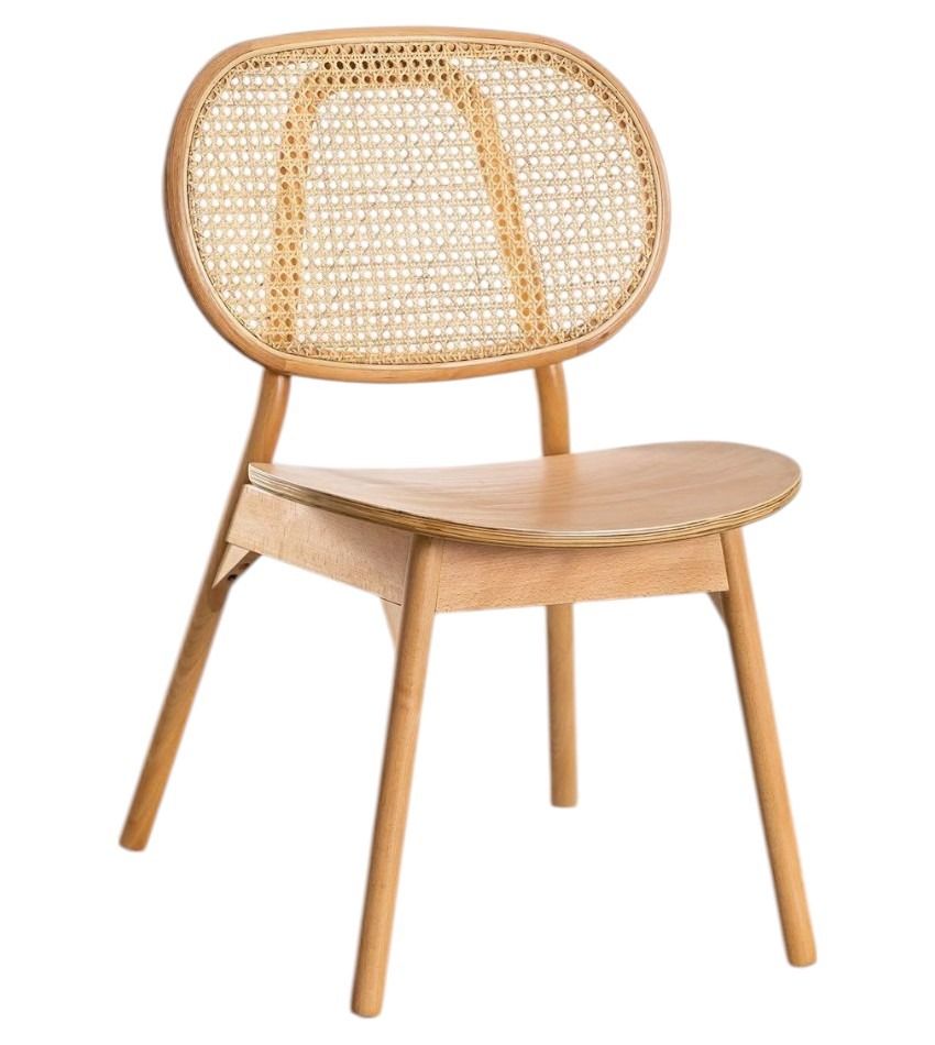 Una silla de madera con respaldo de mimbre sobre un fondo blanco.