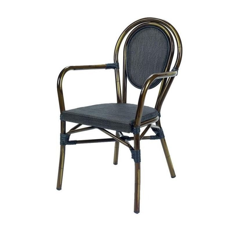 Una silla con asiento y reposabrazos negros sobre un fondo blanco.