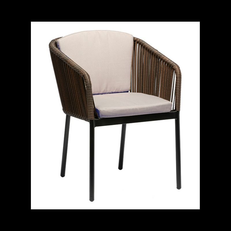 Una silla de mimbre con un cojín blanco sobre un fondo blanco.