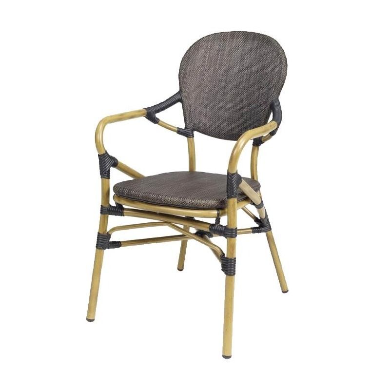 Una silla de mimbre con un cojín marrón sobre un fondo blanco.