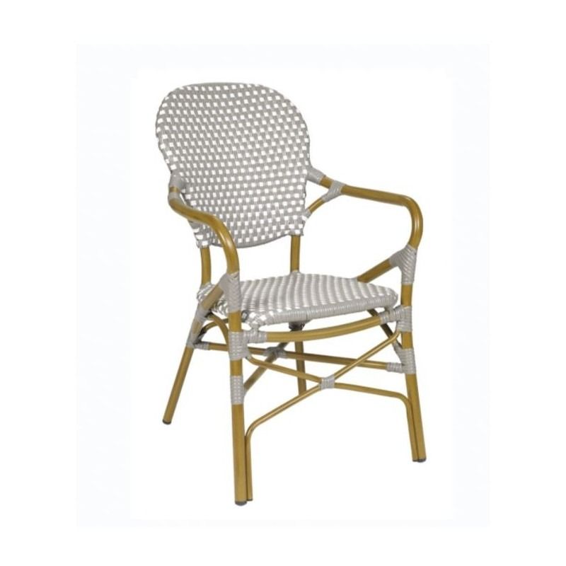 Una silla de mimbre con lunares en el respaldo.