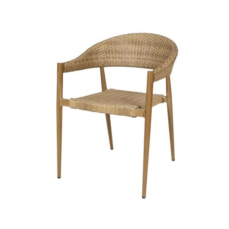 Una silla de mimbre con patas de madera sobre un fondo blanco.