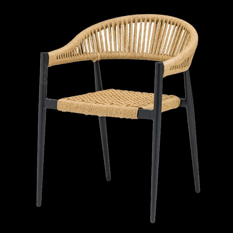Una silla de mimbre con un marco negro sobre un fondo negro.