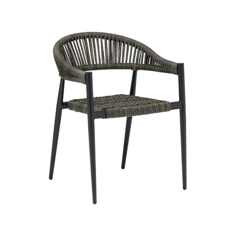 Una silla de mimbre con un marco negro sobre un fondo blanco.