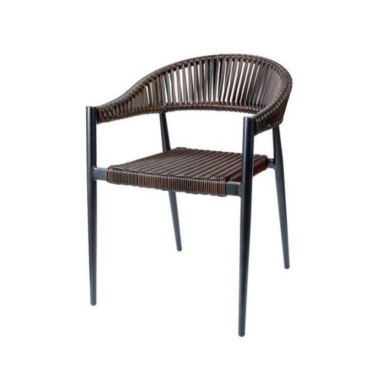 Una silla de mimbre marrón con patas negras sobre un fondo blanco.