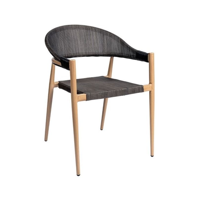 Una silla con estructura de madera y asiento de mimbre sobre un fondo blanco.