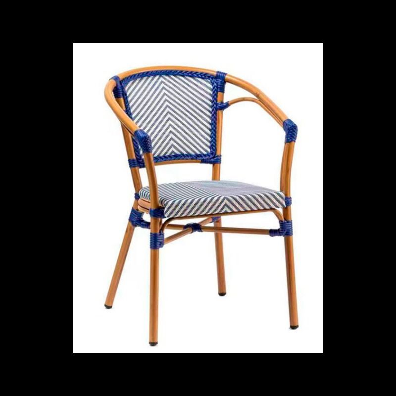 Una silla de mimbre en blanco y negro con marco de madera sobre un fondo blanco.