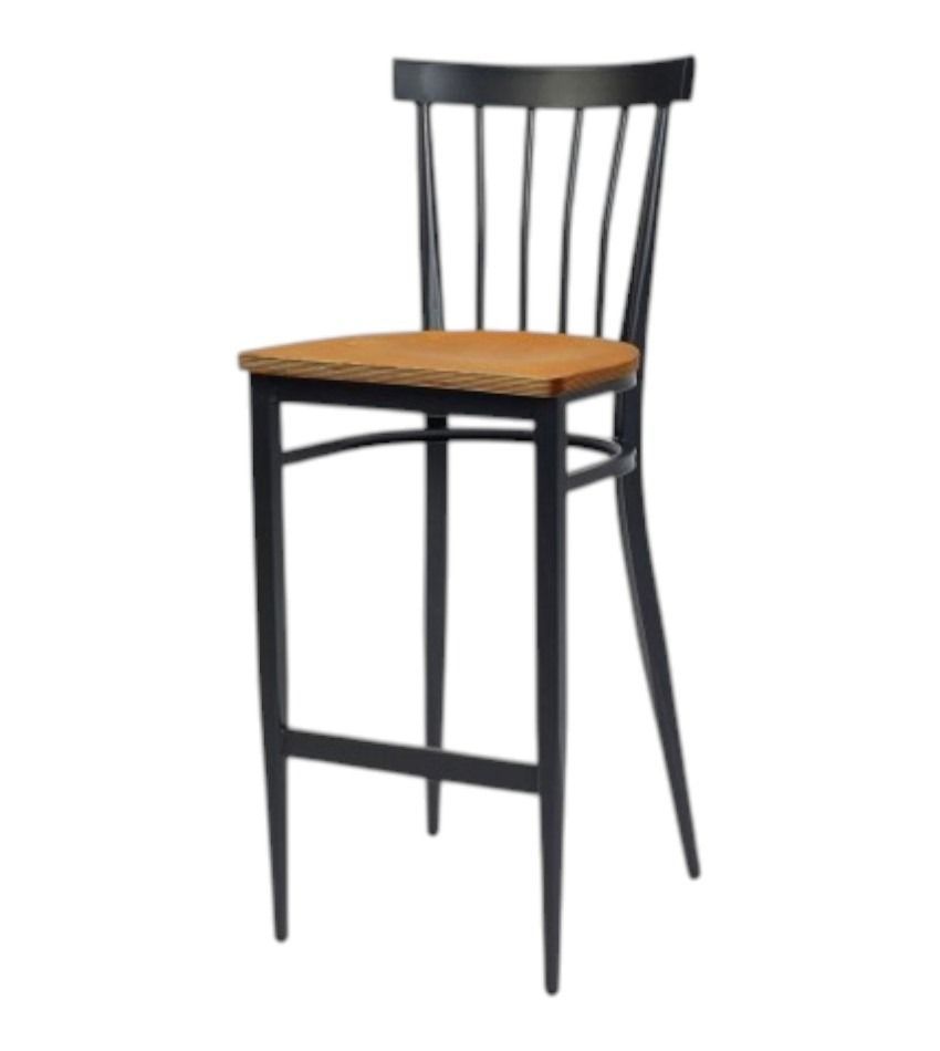Un taburete de bar negro con asiento de madera sobre un fondo blanco.