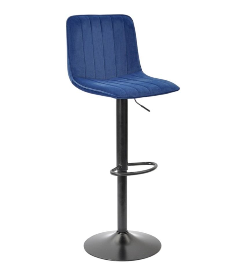 Un taburete de bar azul con una base negra sobre un fondo blanco.