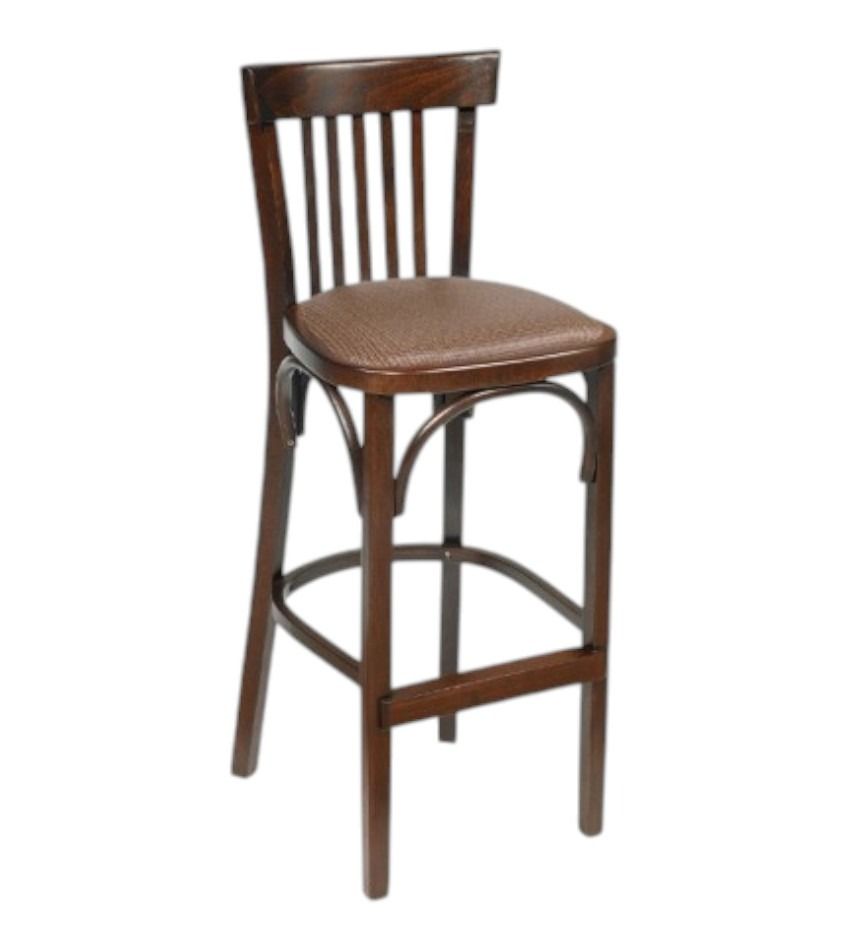 Un taburete de bar de madera con un asiento marrón sobre un fondo blanco.