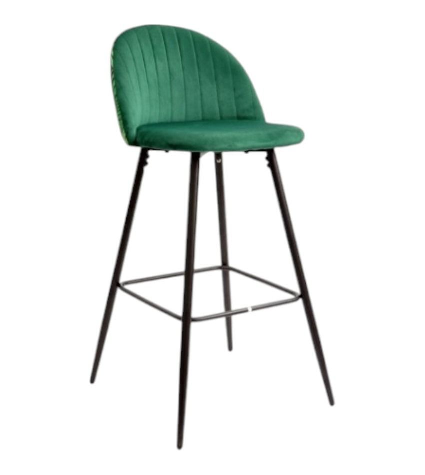 Un taburete de bar verde con patas negras sobre un fondo blanco.