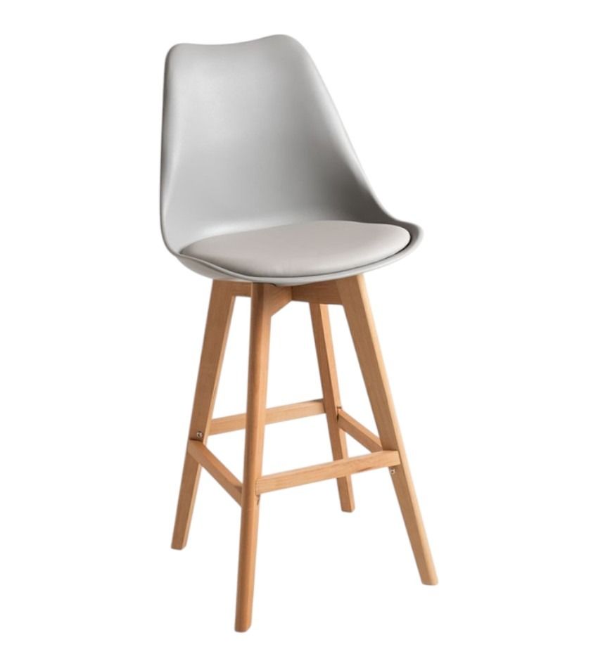 Un taburete de bar gris con patas de madera sobre un fondo blanco.