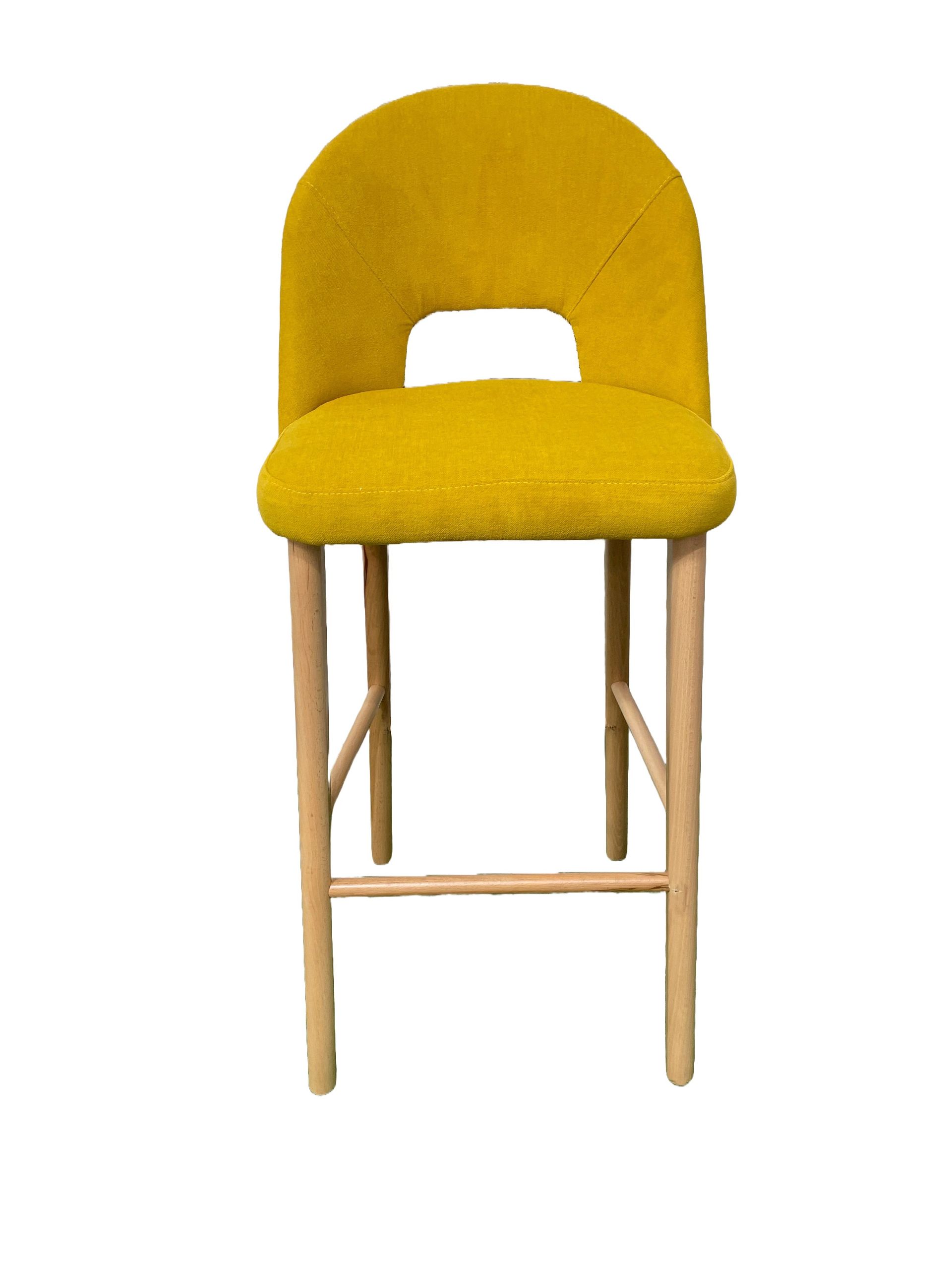 Un taburete de bar amarillo con patas de madera sobre un fondo blanco.