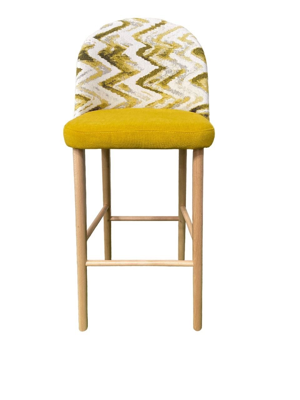 Un taburete de bar amarillo y blanco con patas de madera.