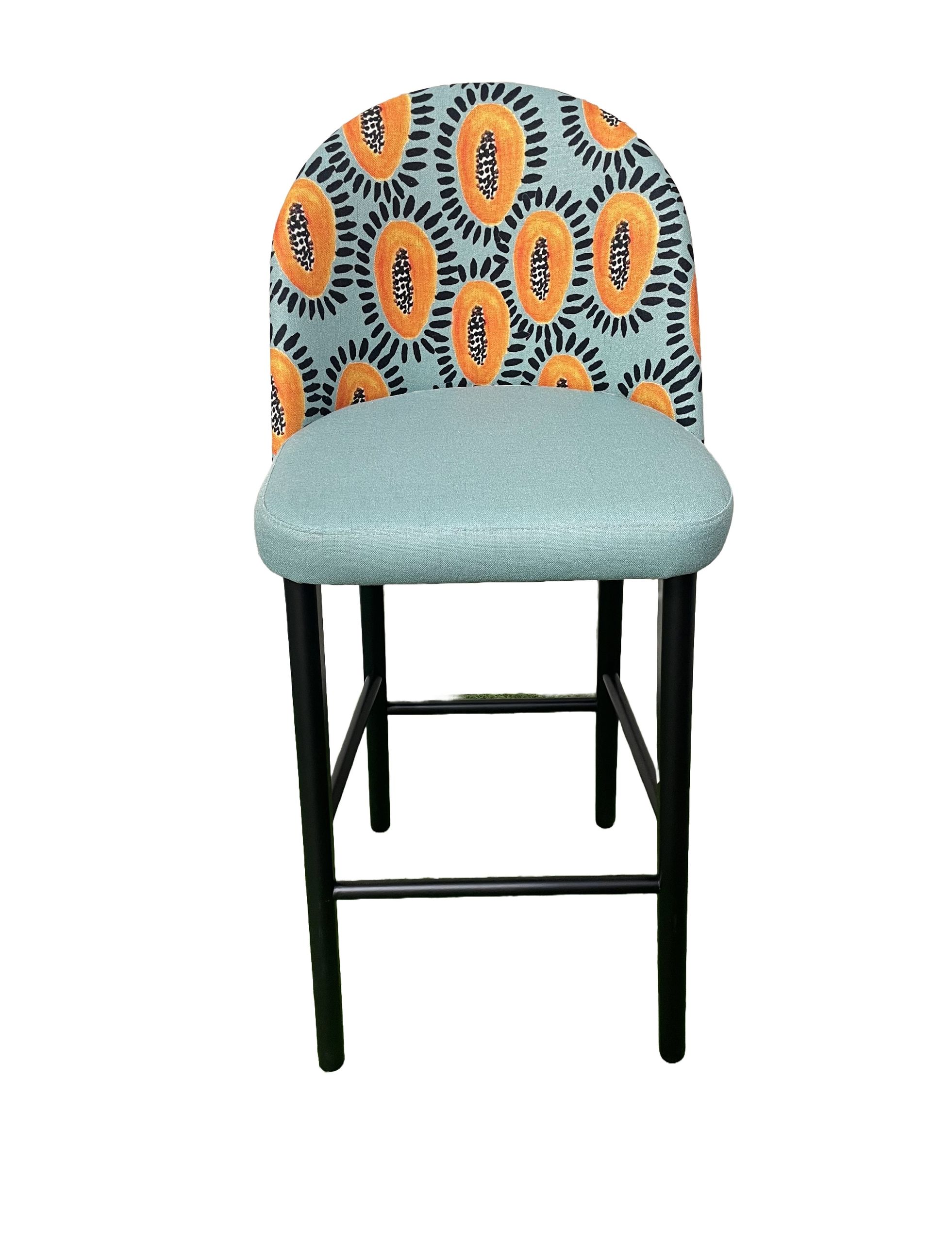 Una silla con un patrón azul y naranja.
