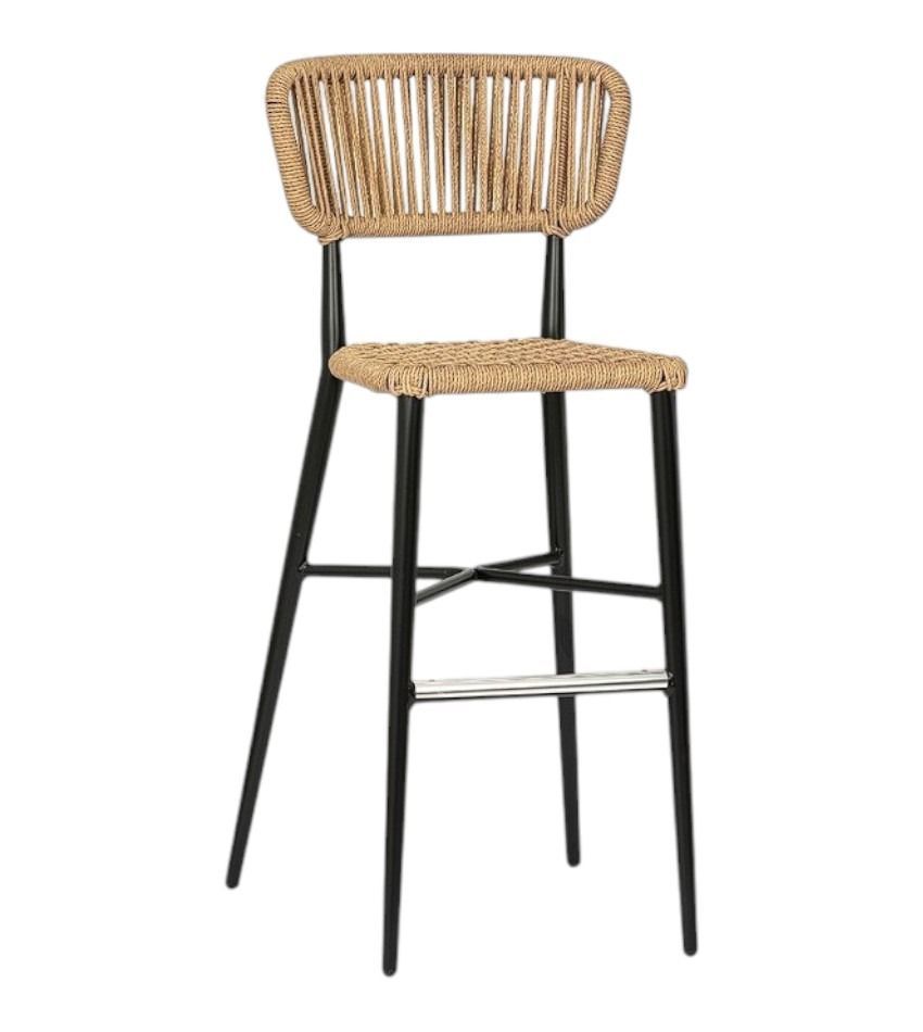 Un taburete de bar con asiento y respaldo de mimbre sobre un fondo blanco.